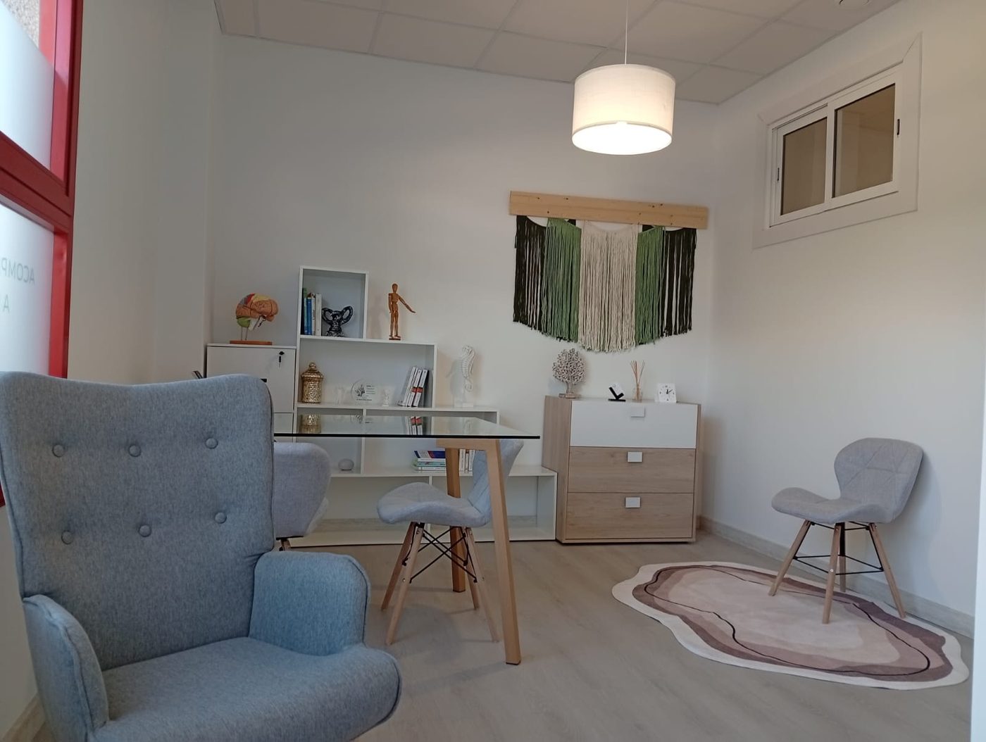 Salita de Tahora en Poio, con sofá, sillón y ambiente acogedor